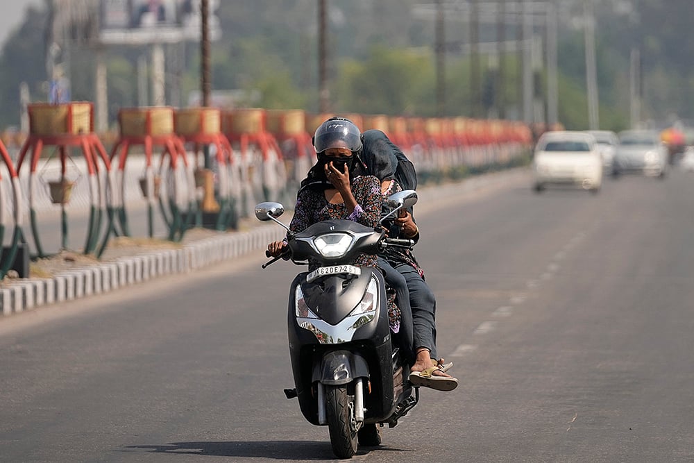 | Photo: AP/Channi Anand : Extreme heat scorching in parts of northwest India to continue